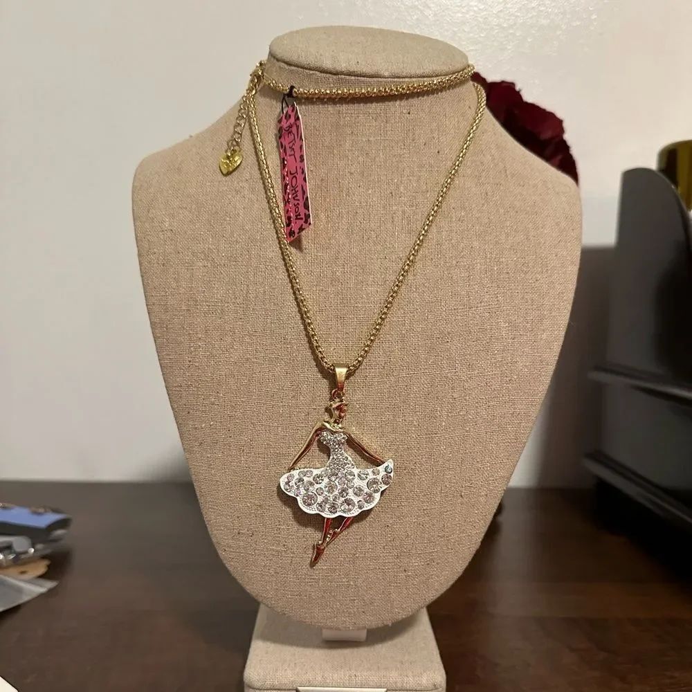 🆕 BETSEY JOHNSON BAILARINA WITH WHITE DRESS NECKLACE